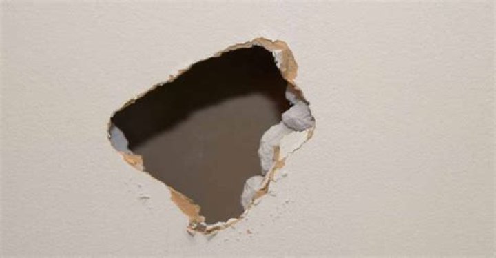How Do You Fix a Large Hole in the Wall: A Comprehensive Guide for Homeowners