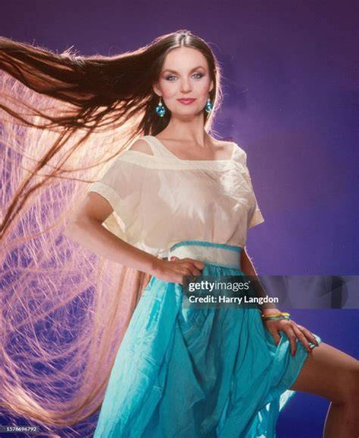 Who Is Crystal Gayle: A Comprehensive Exploration of the Iconic Country Singer